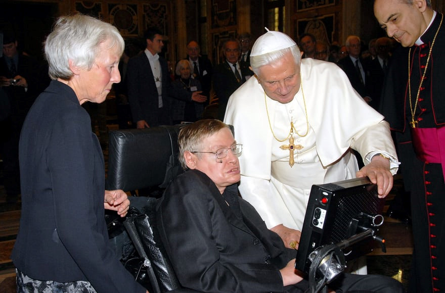 Hawking: Từ bệnh nhân xơ cứng teo cơ tới thiên tài vật lý
